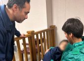 Fotografía tomada de la red social X del congresista por Texas Joaquín Castro donde aparece visitando a Liam y su padre.