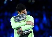 El español Carlos Alcaraz abraza el trofeo del Abierto de Australia que con 22 años y 272 días, es el más joven en lograrlo.