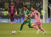 Lionel Messi (d) del Inter Miami disputa el balón con Milton Casco de Atlético Nacional, durante el amistoso entre el Inter Miami y Atlético Nacional en el Atanasio Girardot.