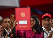 Norma. La presidenta interina de Venezuela, Delcy Rodríguez, sostiene una copia de la reforma.