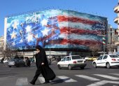 Una mujer iraní con velo camina cerca de un enorme cartel antiestadounidense colgado en la plaza Enqelab en Teherán, el sábado 31 de enero de 2026.