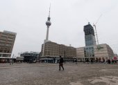 Pocas personas caminan por la habitualmente concurrida plaza Alexanderplatz en Berlín, Alemania, el 2 de febrero de 2026.