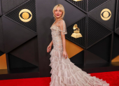 Sabrina Carpenter deslumbra con un vestido de gala en la alfombra roja de los Grammy 2026 en Los Ángeles.