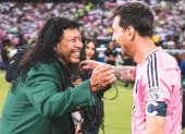 René Higuita y Lionel Messi en su encuentro en Colombia.