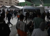 Palestinos se reúnen en el Hospital de la Media Luna Roja Palestina en Khan Younis, en el sur de la Franja de Gaza, el 2 de febrero de 2026.