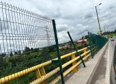 A la malla de seguridad para prevención de suicidios en el puente sobre el río Chiche le faltan dos fragmentos y un tercero está inestable.