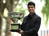 Un día después de ganar el Abierto de Australia, Carlos Alcaraz participó ayer en la sesión fotográfica oficial de monarcas del torneo.