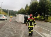 En la Ruta Viva, sector Santa Rosa, un camión mediano se volcó.
