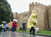 Fotografía de referencia, varias personas se protegen de la lluvia en España.