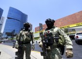 Integrantes del Ejército de México custodiando la zona donde se cometió un ataque armado en Zapopan en Jalisco (México).