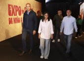 La presidenta encargada de Venezuela, Delcy Rodríguez, camina junto al ministro de Educación, Hector Rodríguez, y al ministro del Despacho de Presidencia, Juan Escalona, durante un acto de gobierno en Caracas.