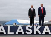 El presidente de los Estados Unidos, Donald Trump (d), y el presidente de Rusia, Vladimir Putin, antes de la reunión en Anchorage (Estados Unidos).