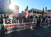 Personas sostienen carteles durante una marcha contra el Servicio de Inmigración y Control de Aduanas de Estados Unidos (ICE) en Mineápolis (EE.UU).