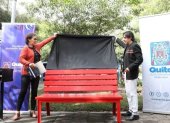 La primera Banca Roja fue instalada en la Plaza Gabriela Mistral, como símbolo de memoria y prevención contra el femicidio y transfemicidio en Quito.