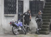 Policía recoge evidencias en el domicilio el agente municipal