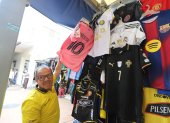 Pedro Loor, comerciante de la Bahía, muestra la camiseta de Lionel Messi, delantero del Inter Miami.