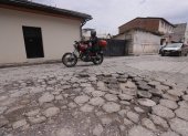 Situación. El mal estado de la calle Guayaquil y Gaspar de Carvajal, con múltiples huecos, complica el tránsito y evidencia la necesidad de reparación.