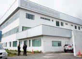 Quito. Policías resguardan las instalaciones de la ANT, mientras los trámites ciudadanos están paralizados.