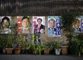 Carteles de campaña de los candidatos a las próximas elecciones generales se exhiben en una pared en Tokio, Japón.