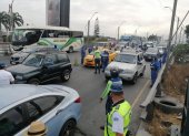 Agentes en un control de tránsito en Guayaquil.