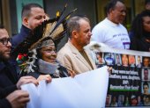 Denunciantes. Marilda Lyrio de Oliviera una de las líderes indígenas de la aldea Boa Esperança en Aracruz, posa junto a otros demandantes en el caso del desastre de la presa de Mariana.