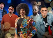 De izquierda a derecha, Nicolás Chang (guitarra), Raúl Chávez (percusión y coros), Nadia Jaramillo (voz), Noel Batista (tres cubano y voz) y Yaser Moro (bajo y coros) forman parte de La Cubanera XL, junto a Luis Abad (flauta traversa) y Andy Viteri (voz).