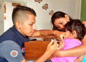 Niños y niñas reciben vacunas del esquema regular en establecimientos del Ministerio de Salud Pública.