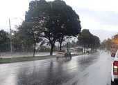 Referencial. Conductores avanzan con precaución por la calzada mojada tras la tormenta eléctrica en Quito.