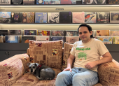 Andrés Yánez, coleccionista y dueño de la marca Bee Vinyl, junto a su macota Holly