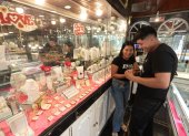 Jhonny Moreno y Joselyn Mejía compran los anillos en la joyería Marthita.