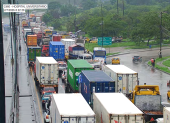 La fila de vehículos se extendía por varios kilómetros en la vía Perimetral, la mañana de este sábado 7 de febrero.