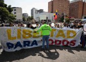 Un funcionario de la Policía Nacional Bolivariana bloquea el paso a familiares de presos políticos durante una protesta alrededor de El Helicoide este sábado 7 de febrero, en Caracas (Venezuela).