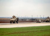 Vehículos militares estadounidenses se mueven por una carretera en un convoy que transporta detenidos del Estado Islámico que son transferidos a Irak desde Siria, este sábado 7 de febrero.