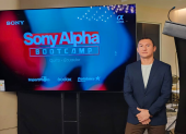 Ronald Mosquera, Subgerente de Ventas de Sony Ecuador, durante el Sony Alpha Bootcamp, explicando los objetivos del evento y la creación de comunidad audiovisual.