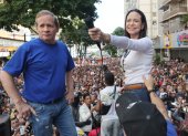 Fotografía de archivo fechada el 9 de enero de 2025 del exdiputado venezolano Juan Pablo Guanipa (i) junto a la líder antichavista María Corina Machado durante una protesta en Caracas.
