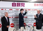 La primera ministra de Japón, Sanae Takaichi, líder del Partido Liberal Democrático (PLD), junto al secretario general del PLD, Shunichi Suzuki, y el jefe de estrategia electoral del PLD, Keiji Furuya.