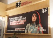 Un cartel muestra el retrato de la periodista iraní y premio nobel de la paz Narges Mohammadi en la sede de Reporteros sin Fronteras en París, Francia.