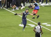 El jugador de los Seahawks  Jaxon Smith-Njigba, más conocido por sus iniciales de JSN no aguantó la emoción de campeón y corrió al campo tras el pitazo final.