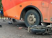 La moto quedó destrozada bajo el bus tras el choque que dejó dos fallecidos en la vía Cruce de Palmar - Colonche, en la provincia de Santa Elena.