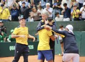 El capitán del equipo nacional de Copa Davis, Raúl Viver (c) abraza al tenista Gonzalo Escobar, tras derrotar a Australia por 3-1