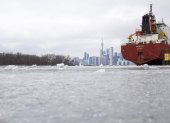 Un barco de carga atraviesa el congelado lago Ontario este lunes, en Toronto (Canadá).