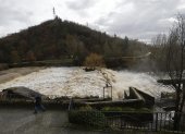 Cascada de la Trinidad de Arre con el río Ultzama a su paso por la localidad de Villava, en Navarra (norte de España).