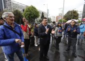 Asambleístas de la Revolución Ciudadana y simpatizantes del alcalde Aquiles Álvarez llegan al Complejo Judicial Norte de Quito para expresar su respaldo.