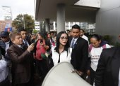 La asambleísta Viviana Veloz llega al Complejo Judicial Norte de Quito para expresar su respaldo al alcalde Aquiles Álvarez.