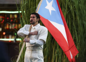 Martínez Ocasio alzando la bandera puertorriqueña durante el show de medio tiempo del Super Bowl.