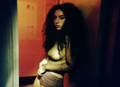 Después de una racha de éxito mediatico británica Charlotte Aitchison, conocida por su nombre artístico Charli xcx, cruza a una nueva disciplina artística.