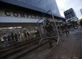 La Policía Nacional instala vallas metálicas y refuerza el resguardo en los exteriores del Complejo Judicial Norte, en Quito.