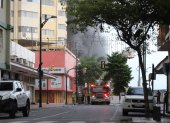 El incendio en las bodegas del centro comercial Multicomercio se ha extendido por más de diez horas.