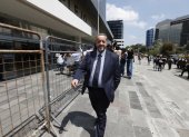 El abogado de Aquiles Álvarez, Ramiro García, en los exteriores del Complejo Judicial Norte, en Quito.