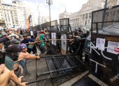 Personas se enfrentan con la Policía de Argentina durante una protesta contra la reforma laboral este miércoles, en Buenos Aires (Argentina).
